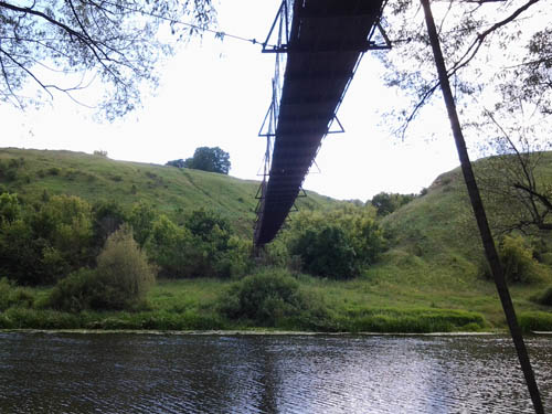 Под мостом на берегу реки Дон